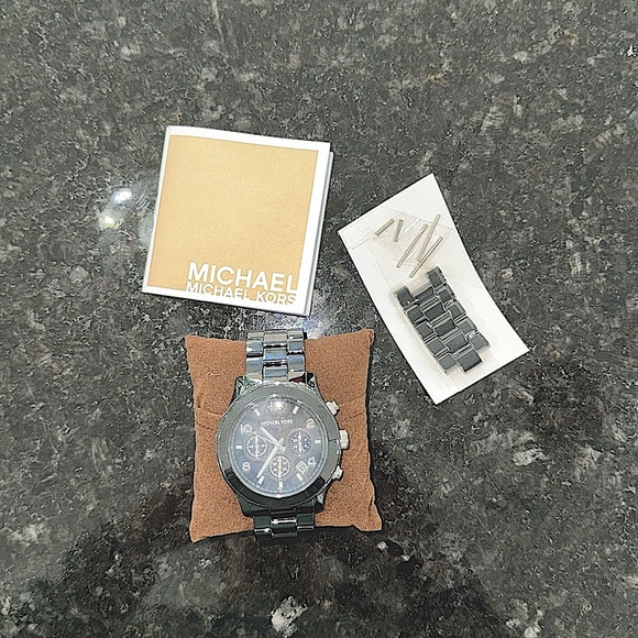 Stylish Michael Kors Black Watch - Picture 2 of 5